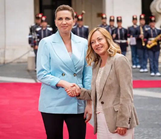 Meloni e la premier danese Frederiksen: “Non accettiamo un’immigrazione incontrollata verso l’Europa, servono i centri di rimpatrio”