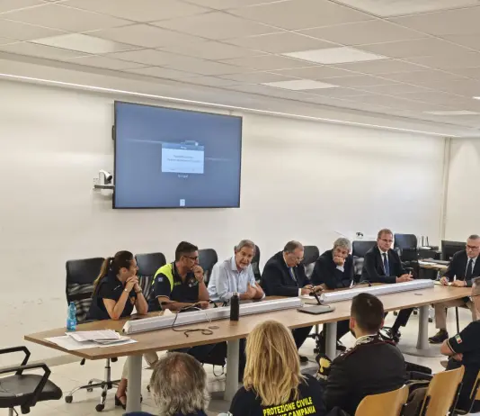 Terremoti ai Campi Flegrei, Musumeci a Pozzuoli per una riunione operativa. Fico “Stiamo intervenendo su tutte le criticità”