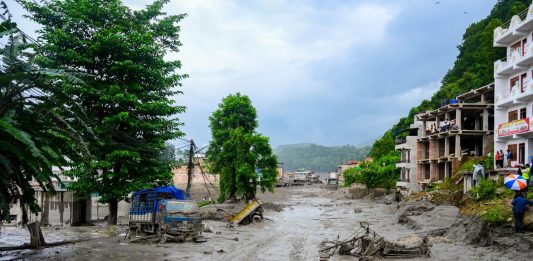 Alluvione in Nepal al confine col Tibet: cresce il bilancio dei morti, centinaia di dispersi. Tajani “Due italiani coinvolti, stanno bene” / Video