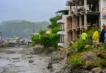Alluvione in Nepal al confine col Tibet, sale a oltre 160 il bilancio dei morti
