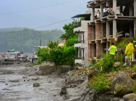 Alluvione in Nepal al confine con il Tibet, cresce a 547 il bilancio delle vittime / Video