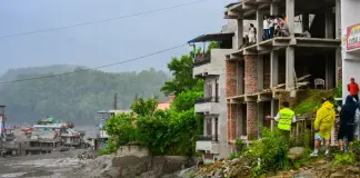 Alluvione in Nepal al confine con il Tibet, cresce a 579 il bilancio delle vittime / Video