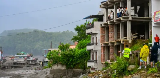 Alluvione in Nepal al confine con il Tibet, cresce a 547 il bilancio delle vittime / Video