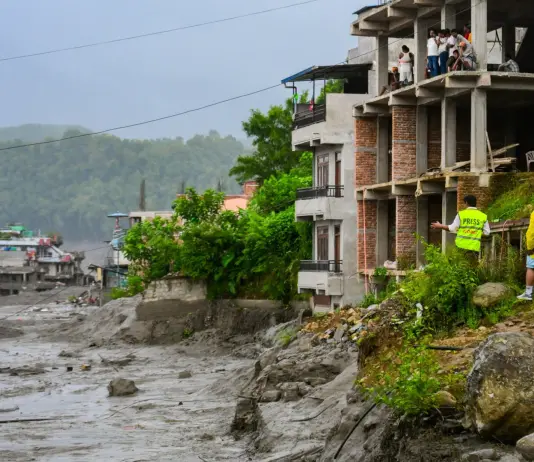 Alluvione in Nepal al confine col Tibet, sale a oltre 160 il bilancio dei morti