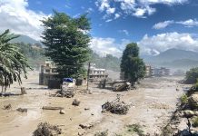 Nepal, un’alluvione al confine col Tibet spazza via ponti e abitazioni: sale a 31 morti il bilancio provvisorio, 291 turisti dispersi / Video