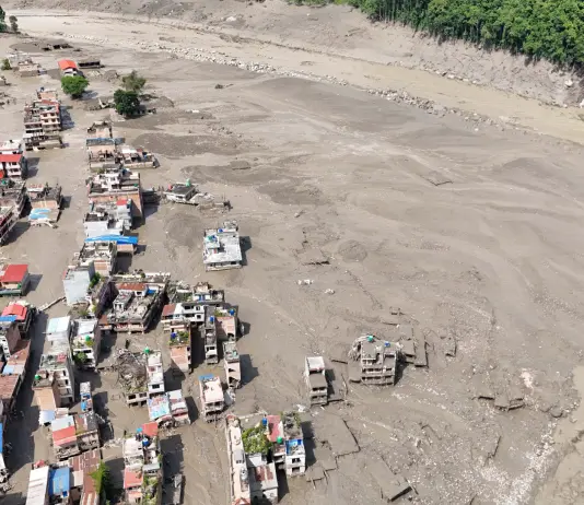 Alluvione in Nepal al confine col Tibet, sale ad almeno 270 il bilancio dei morti