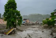 Alluvione in Nepal al confine col Tibet, continua a crescere il bilancio delle vittime. Autorità locali “Anche due italiani tra i dispersi” / Video