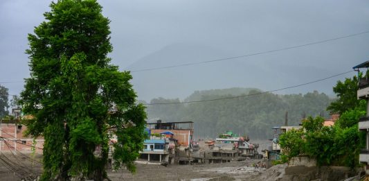 Alluvione in Nepal al confine col Tibet, continua a crescere il bilancio delle vittime. Farnesina “Tre italiani irreperibili” / Video