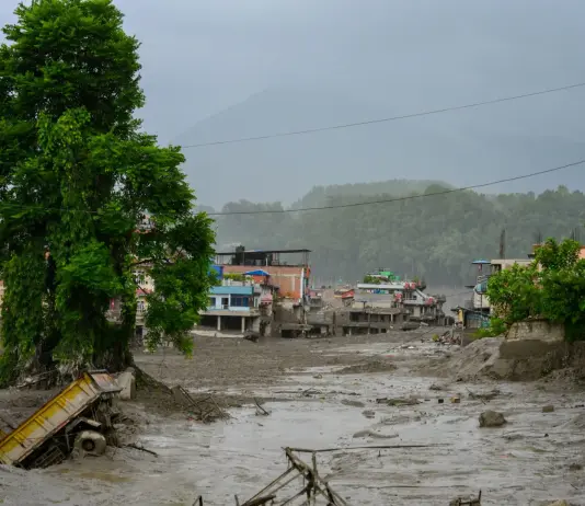 Alluvione in Nepal al confine col Tibet, continua a crescere il bilancio delle vittime. Autorità locali “Anche due italiani tra i dispersi” / Video