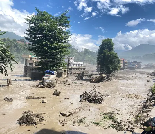 Nepal, un’alluvione al confine col Tibet spazza via ponti e abitazioni: 31 morti e 291 turisti dispersi. Tajani “Due italiani coinvolti, stanno bene”