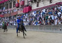 Palio di Siena, dopo 28 anni torna al successo la contrada del Nicchio. 13° trionfo di Tittia