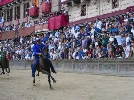 Palio di Siena, dopo 28 anni torna al successo la contrada del Nicchio. 13° trionfo di Tittia