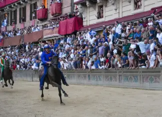 Palio di Siena, dopo 28 anni torna al successo la contrada del Nicchio. 13° trionfo di Tittia