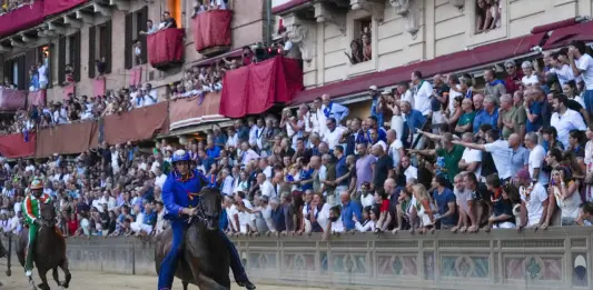 Palio di Siena, dopo 28 anni torna al successo la contrada del Nicchio. 13° trionfo di Tittia