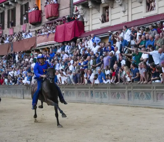 Palio di Siena, dopo 28 anni torna al successo la contrada del Nicchio. 13° trionfo di Tittia