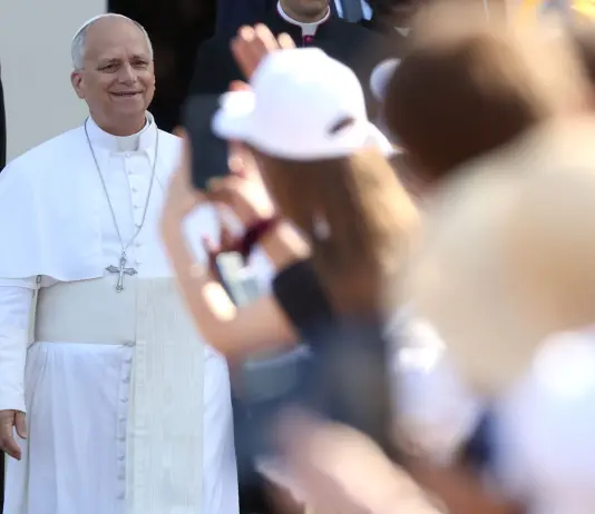 Papa Leone XIV ai giovani ad Assisi “Il coraggio di compiere scelte è l’atto più rivoluzionario”
