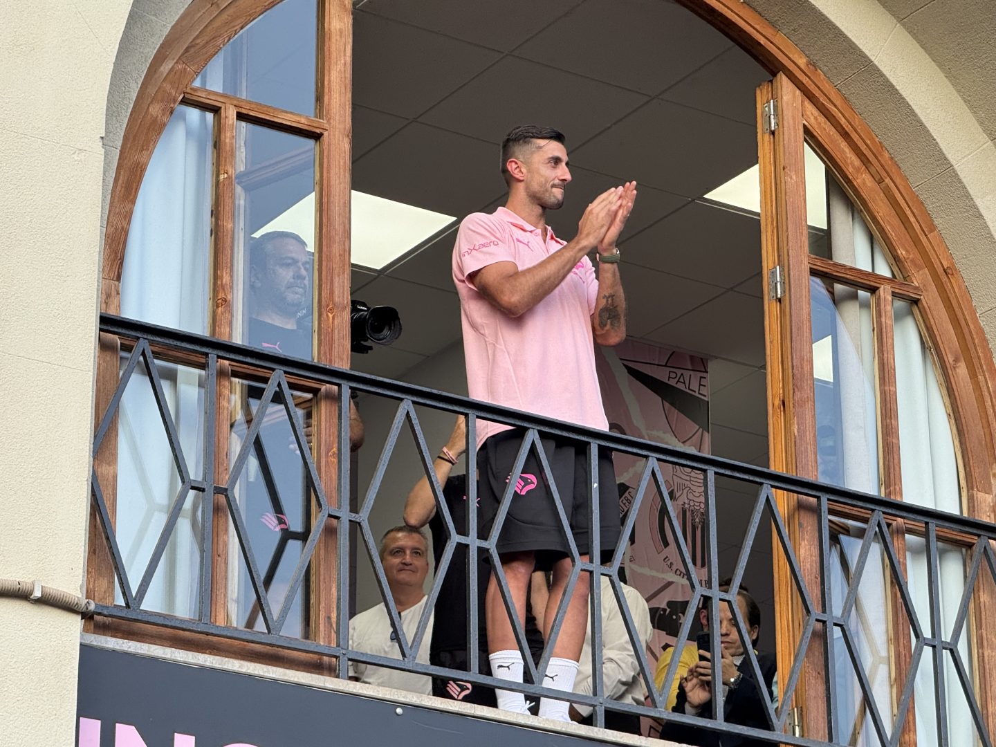 Mattia Perin è il nuovo portiere del Palermo: “So cosa rappresenta questa maglia, vinciamo insieme” / Video