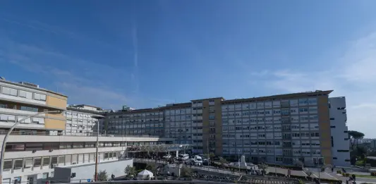 Roma, in fiamme cabina elettrica adiacente al centro di emodialisi del Policlinico Gemelli: pazienti evacuati, nessun ferito