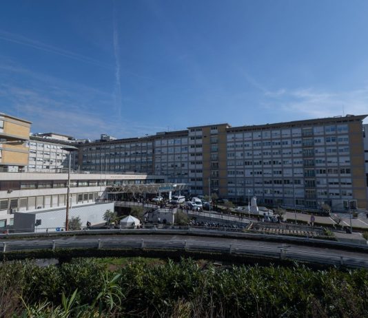 Roma, in fiamme cabina elettrica adiacente al centro di emodialisi del Policlinico Gemelli: pazienti evacuati, nessun ferito