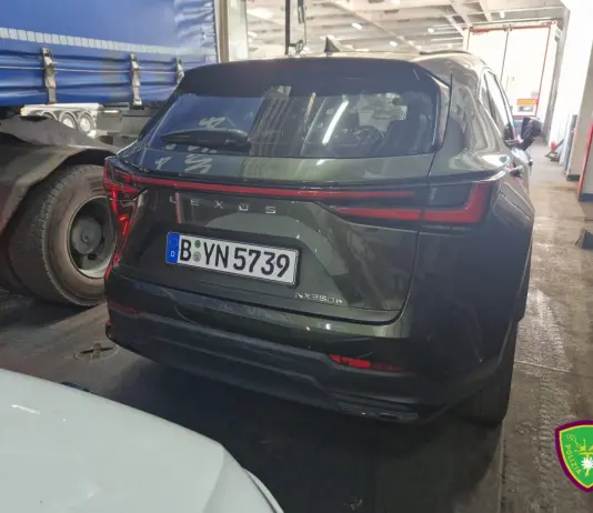 Auto di lusso clonate e destinate al mercato nero in Tunisia, sequestri a Palermo / Video