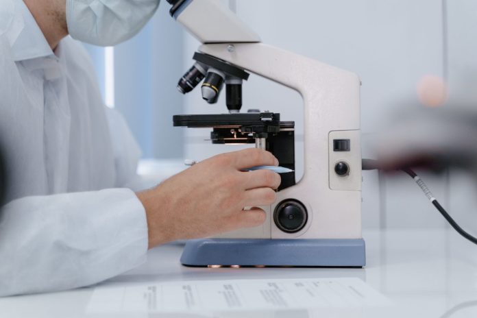 Ricercatore-microscopio-Pexels