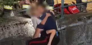 Salvati tre bambini tedeschi bloccati nel fiume Passirio, Meloni “Da uomini in divisa coraggio e senso del dovere” / Video