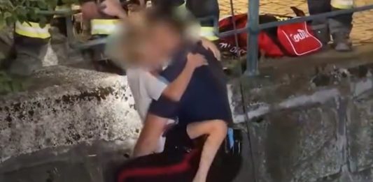 Salvati tre bambini tedeschi bloccati nel fiume Passirio, Meloni “Da uomini in divisa coraggio e senso del dovere” / Video