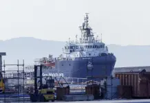 Immigrazione, fermo di 45 giorni per la Sea-Watch 5. Piantedosi: “Non rispettati gli obblighi di legge”. L’Ong: “Non collaboriamo con criminali e trafficanti”