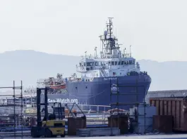 Immigrazione, fermo di 45 giorni per la Sea-Watch 5. Piantedosi: “Non rispettati gli obblighi di legge”. L’Ong: “Non collaboriamo con criminali e trafficanti”