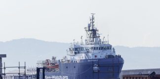 Immigrazione, fermo di 45 giorni per la Sea-Watch 5. Piantedosi: “Non rispettati gli obblighi di legge”. L’Ong: “Non collaboriamo con criminali e trafficanti”