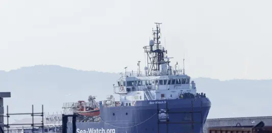 Immigrazione, fermo di 45 giorni per la Sea-Watch 5. Piantedosi: “Non rispettati gli obblighi di legge”. L’Ong: “Non collaboriamo con criminali e trafficanti”