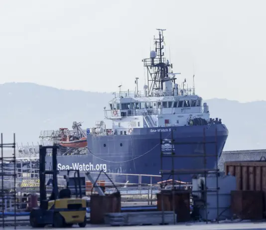 Immigrazione, fermo di 45 giorni per la Sea-Watch 5. Piantedosi: “Non rispettati gli obblighi di legge”. L’Ong: “Non collaboriamo con criminali e trafficanti”