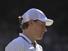 Jannik Sinner rinuncia agli Us Open: “Ho bisogno di più tempo per riprendermi dal problema al ginocchio”