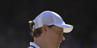 Jannik Sinner rinuncia agli Us Open: “Ho bisogno di più tempo per riprendermi dal problema al ginocchio”