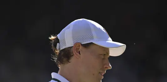 Jannik Sinner rinuncia agli Us Open: “Ho bisogno di più tempo per riprendermi dal problema al ginocchio”