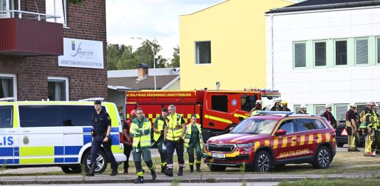 Uomo armato di spada entra in una scuola in Svezia, diversi feriti