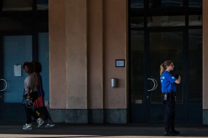 Migranti, accampati nella stazione di Como che tentano di attraversare il confine svizzero a Chiasso