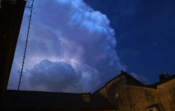 Milano, Maltempo temporale con pioggia e grandine a Milano