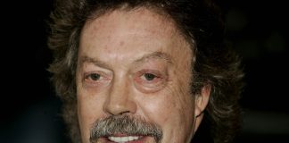 E’ morto Tim Curry, l’attore celebre per “The Rocky Horror Picture Show” e “It” aveva 80 anni