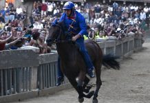 Il fantino Giovanni Atzeni in miglioramento dopo il trauma cranico subito al termine del Palio di Siena