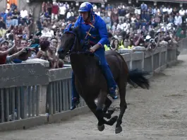 Il fantino Giovanni Atzeni in miglioramento dopo il trauma cranico subito al termine del Palio di Siena