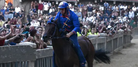 Il fantino Giovanni Atzeni in miglioramento dopo il trauma cranico subito al termine del Palio di Siena