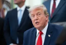 Trump “Lo stretto di Hormuz riaprirà molto presto, altrimenti l’Iran sarà colpito duramente”