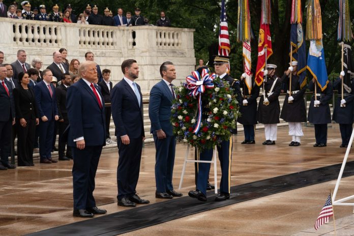 Arlington, Donald Trump pronuncia un discorso al Cimitero Nazionale di Arlington, in occasione del Memorial Day