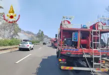 Incendio a Taormina, le fiamme minacciano diverse abitazioni / Video