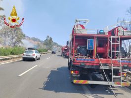 Incendio a Taormina minaccia diverse abitazioni, domato dopo l’intervento dei vigili del fuoco / Video