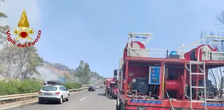 Incendio a Taormina minaccia diverse abitazioni, domato dopo l’intervento dei vigili del fuoco / Video