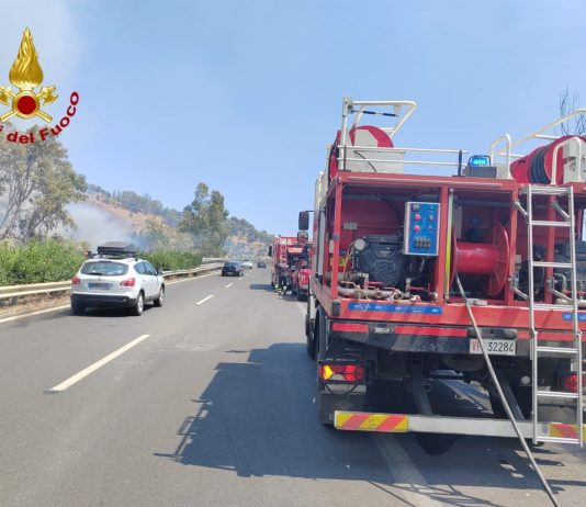 Incendio a Taormina minaccia diverse abitazioni, domato dopo l’intervento dei vigili del fuoco / Video