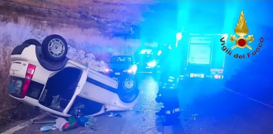 Auto si ribalta nel Ragusano, in ospedale una donna e i suoi tre figli