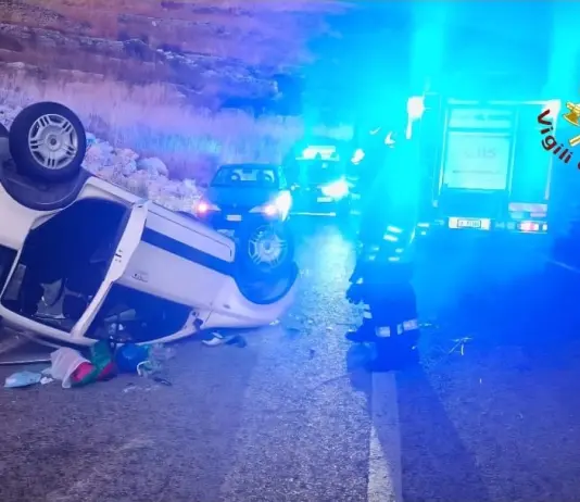 Auto si ribalta nel Ragusano, in ospedale una donna e i suoi tre figli